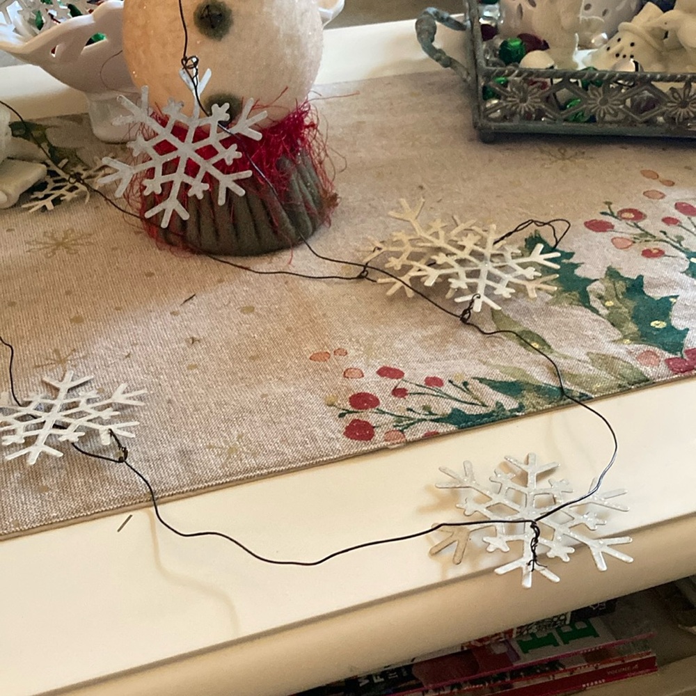 Metal snowflakes on wire, so vintage!❄️❄️❄️ 60” long❤️❄️💚🎄🎁😍👍🏻